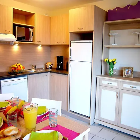 Spacious Coastal Retreat For 6 *