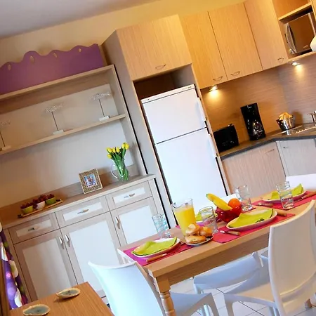Spacious Coastal Retreat For 6 *